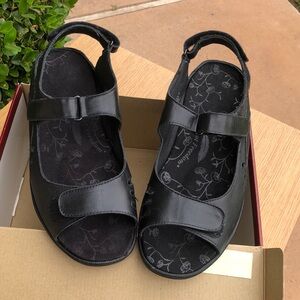 Black leather sandal. 9.5W.